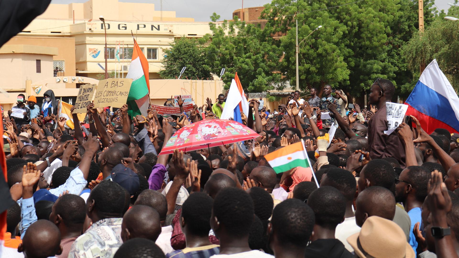 Menschen demonstrieren in Nigers Hauptstadt Niamey, um damit ihre Unterstützung für die Putschisten zu zeigen. Bei der Demonstration wurden Parolen gegen Frankreich gerufen und russische Fahnen getragen.