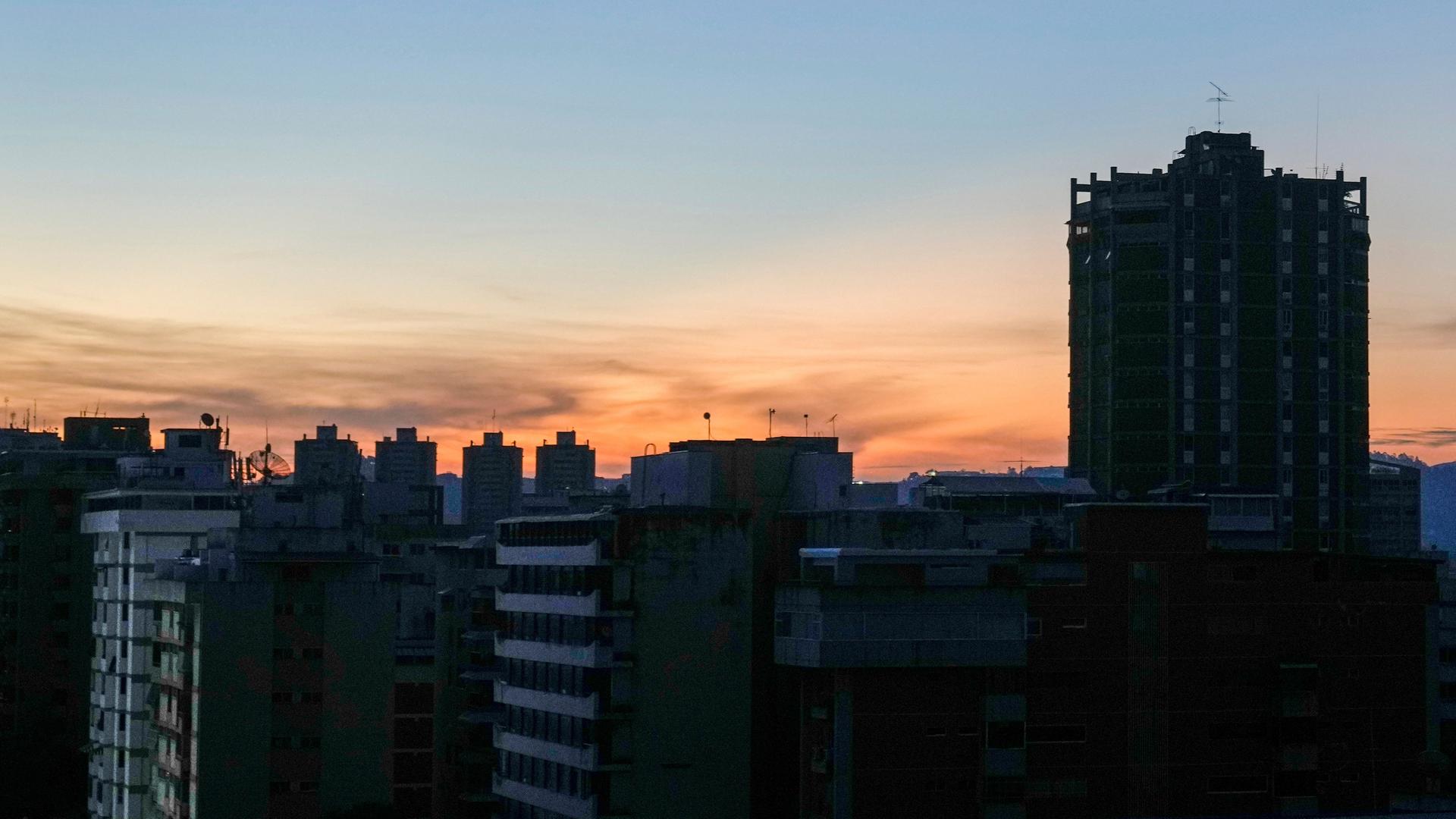 Gebäude ohne Strom in Caracas in der Morgendämmerung Gebäude ohne Strom in Caracas in der Morgendämmerung