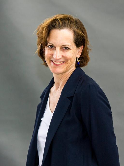 Anne Elizabeth Applebaum (geboren am 25. Juli 1964) porträtiert während des Book Festivals in Edinburgh 2018.