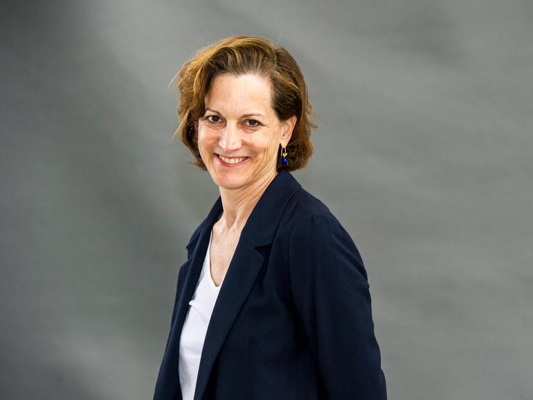 Anne Elizabeth Applebaum (geboren am 25. Juli 1964) porträtiert während des Book Festivals in Edinburgh 2018.