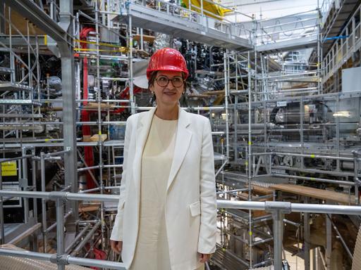 Bettina Stark-Watzinger (FDP), Bundesforschungsministerin, besucht die Kernfusions-Forschungsanlage "Wendelstein 7-x". 