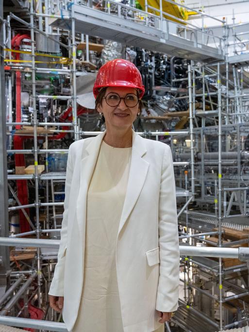Bettina Stark-Watzinger (FDP), Bundesforschungsministerin, besucht die Kernfusions-Forschungsanlage "Wendelstein 7-x". 