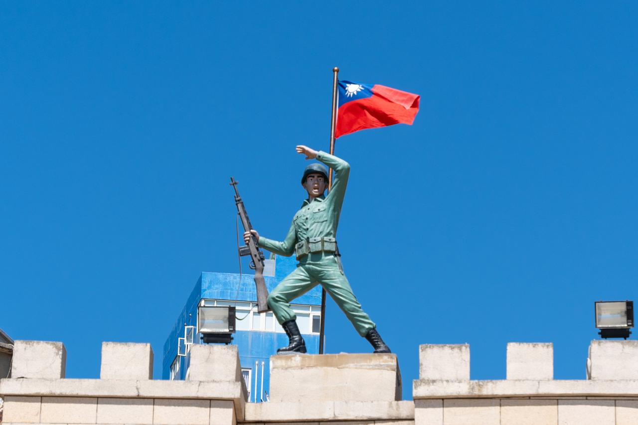 Wachsfigur eines taiwanesischen Soldaten mit einer taiwanesischen Flagge in Dongyin / Matsu-Archipel.
