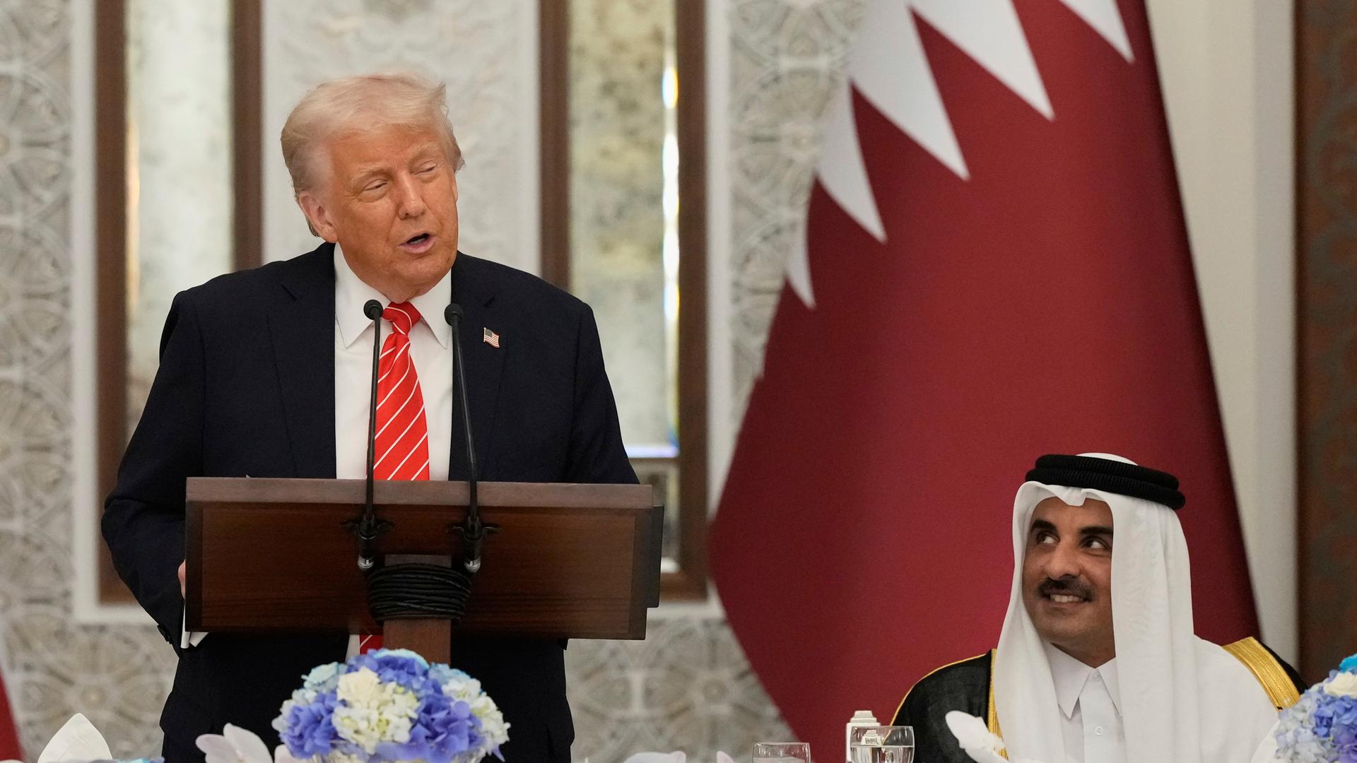 US-Präsident Donald Trump (l) spricht während eines Staatsdinners im Lusail-Palast, während der Emir von Katar, Scheich Tamim bin Hamad al-Thani, zusieht. US-Präsident Donald Trump (l) spricht während eines Staatsdinners im Lusail-Palast, während der Emir von Katar, Scheich Tamim bin Hamad al-Thani, zusieht.