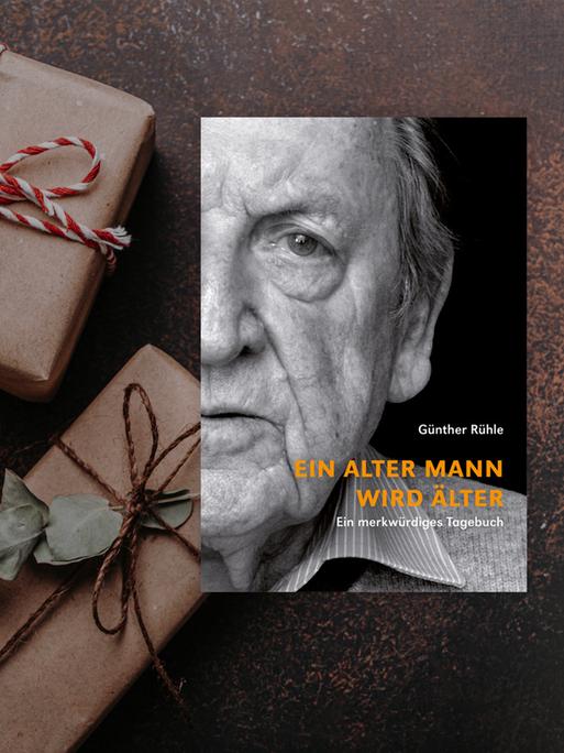 Buchcover von "Ein alter Mann wird älter" von Günther Rühle. Im Hintergrund braune Päckchen mit rot-weißen Schleifen.