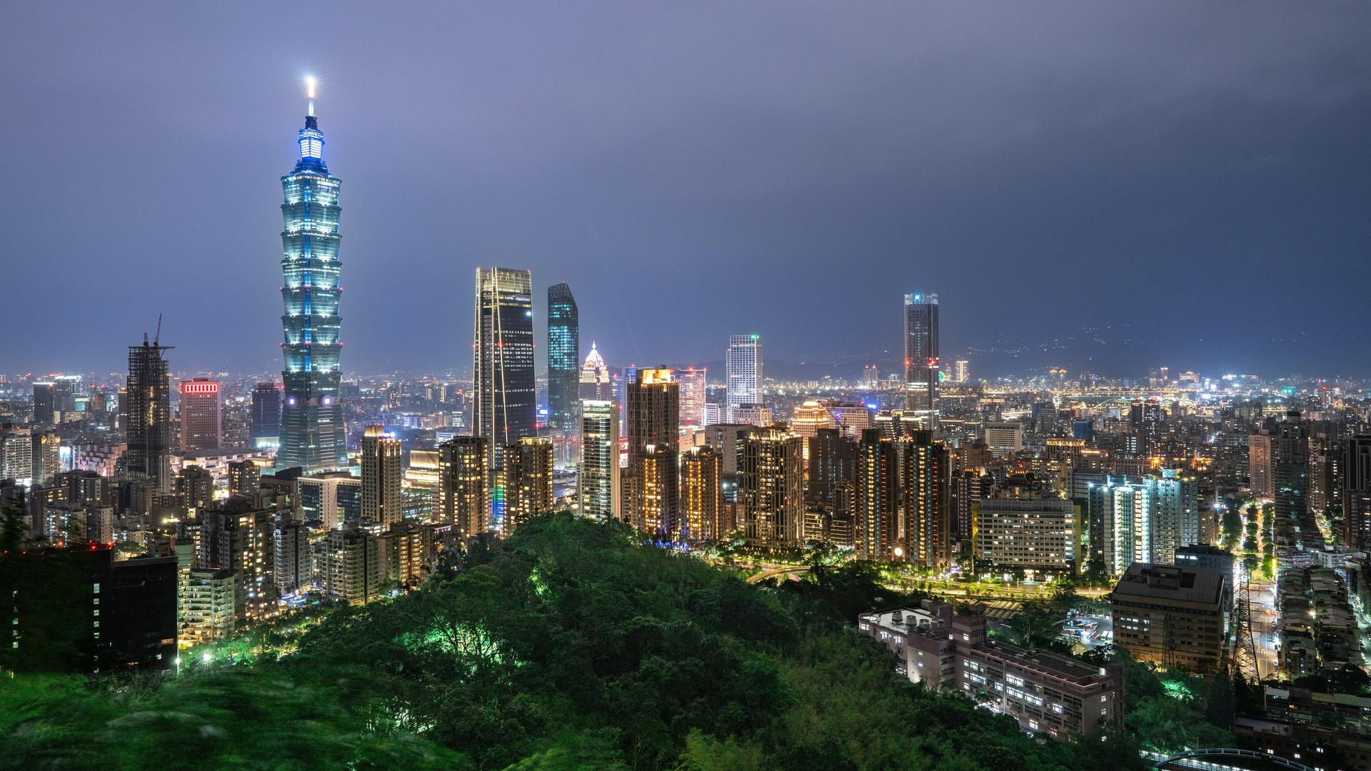 Taiwan: Das Zentrum von Taipei mit dem Wolkenkratzer "Taipei 101" bei Nacht.