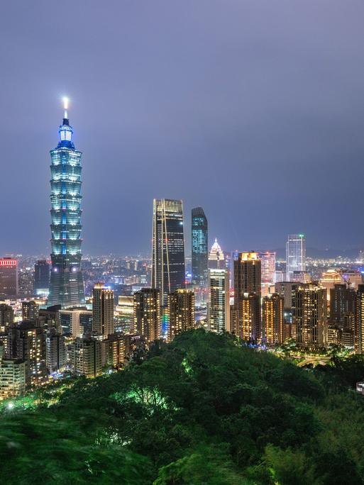 Taiwan: Das Zentrum von Taipei mit dem Wolkenkratzer "Taipei 101" bei Nacht.