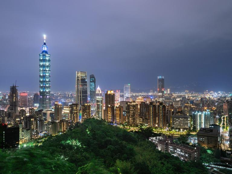 Taiwan: Das Zentrum von Taipei mit dem Wolkenkratzer "Taipei 101" bei Nacht.