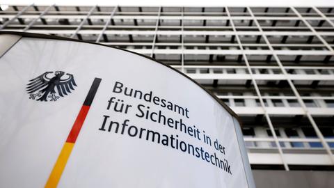 Das Bild zeigt ein Schild des Bundesamtes für Sicherheit in der Informationstechnik (BSI) 