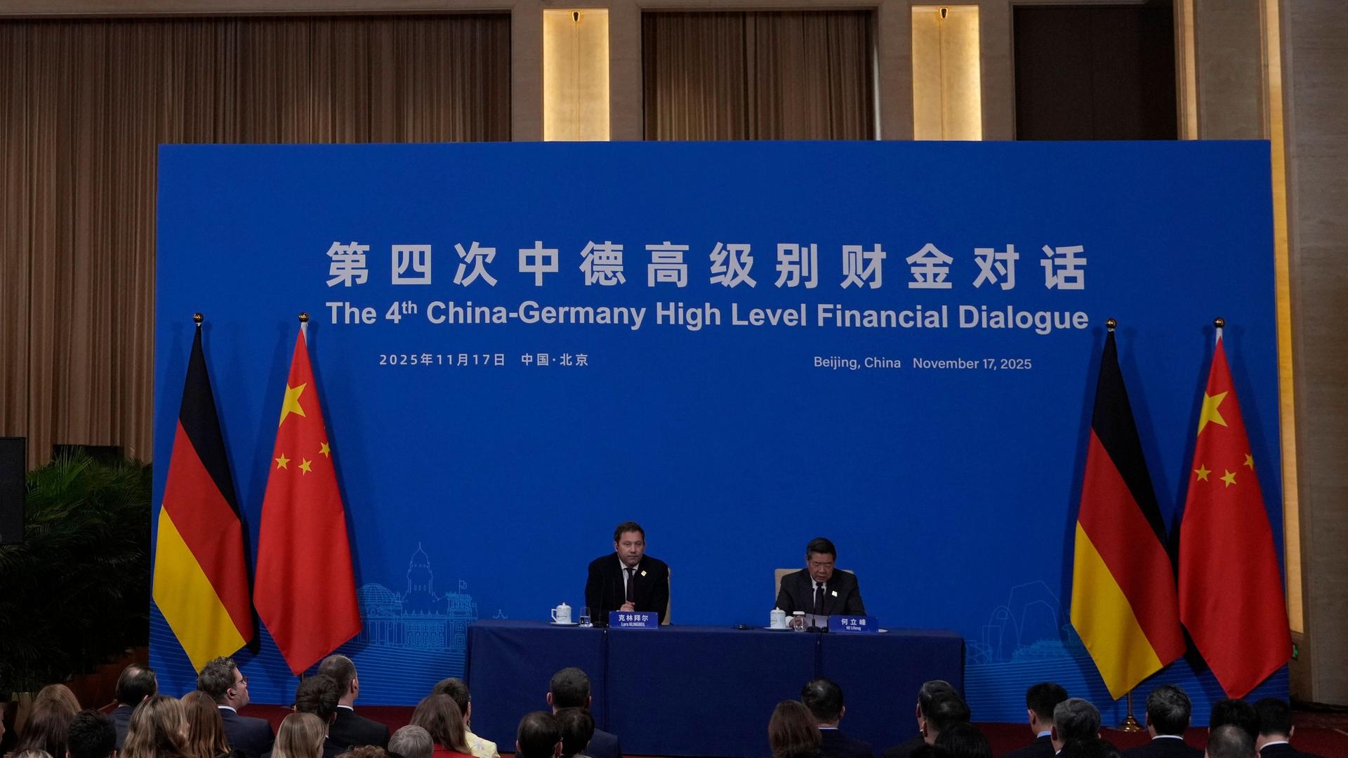 Finanzminister Klingbeil und der chinesische Vize-Premierminister He Lifeng sitzen bei einer gemeinsamen Pressekonferenz nebeneinander.