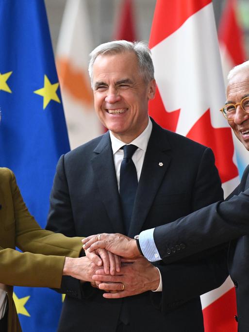 EU-Kommissionspräsidentin Ursula von der Leyen (L), der Präsident des Rats der Europäischen Union, Antonio Costa (R) und der kanadische Ministerpräsident Mark Carney (C) am 23. Juni 2025 beim EU-Kanada-Gipfel in Brüssel