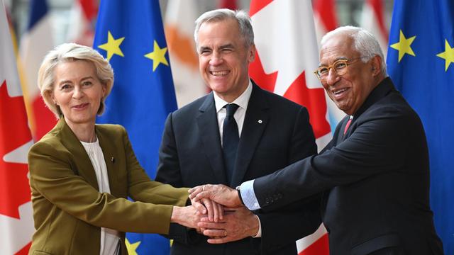 EU-Kommissionspräsidentin Ursula von der Leyen (L), der Präsident des Rats der Europäischen Union, Antonio Costa (R) und der kanadische Ministerpräsident Mark Carney (C) am 23. Juni 2025 beim EU-Kanada-Gipfel in Brüssel