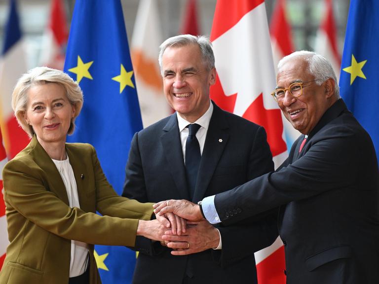 EU-Kommissionspräsidentin Ursula von der Leyen (L), der Präsident des Rats der Europäischen Union, Antonio Costa (R) und der kanadische Ministerpräsident Mark Carney (C) am 23. Juni 2025 beim EU-Kanada-Gipfel in Brüssel