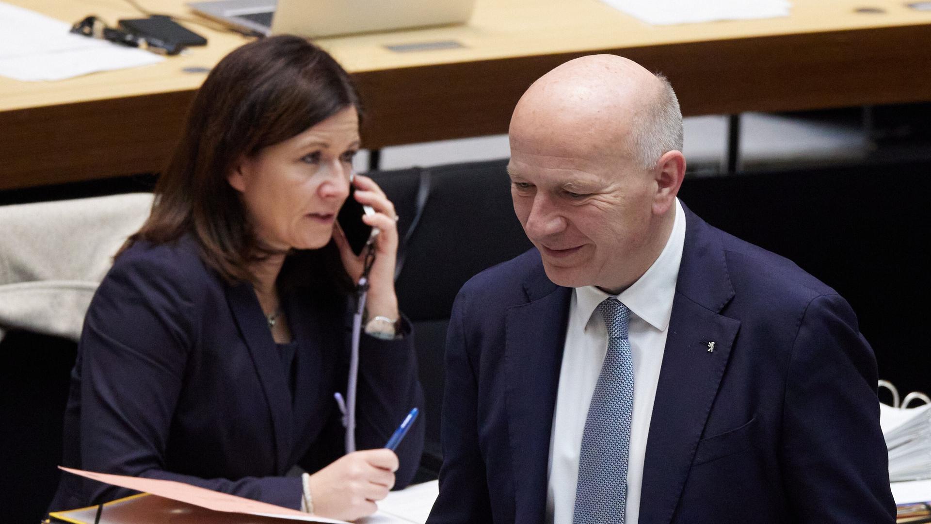 Kai Wegner (CDU), Regierender Bürgermeister von Berlin, dahinter Bildungssenatorin Katharina Günther-Wünsch (CDU) am Telefon Kai Wegner (CDU), Regierender Bürgermeister von Berlin, dahinter Bildungssenatorin Katharina Günther-Wünsch (CDU) am Telefon