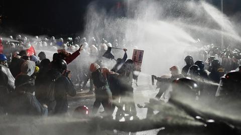 Beamte der Bereitschaftspolizei stoßen mit Demonstranten zusammen, nachdem der Bürgermeister von Istanbul, Imamoglu, verhaftet und ins Gefängnis gesteckt wurde.