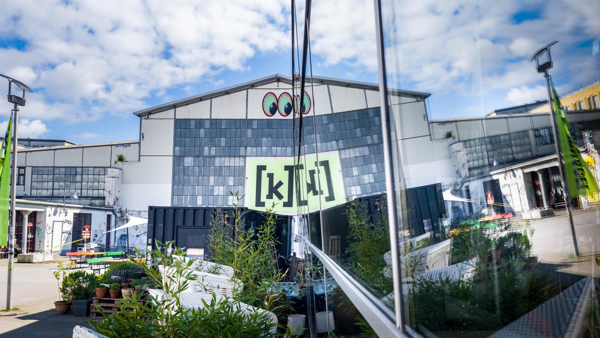 Eingangsbereich von Kampnagel mit dem Logo der Hamburger Kulturfabrik. 