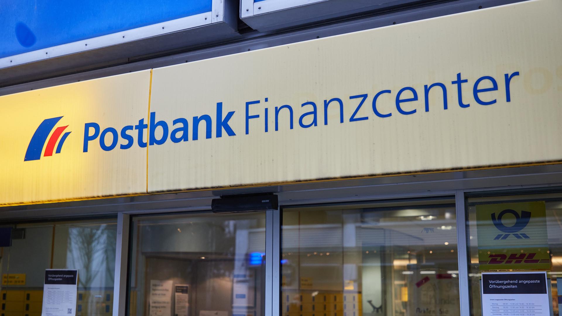 Hamburg: Die Aufschrift "Postbank Finanzcenter" steht über dem Eingang einer Postbankfiliale. Hamburg: Die Aufschrift "Postbank Finanzcenter" steht über dem Eingang einer Postbankfiliale.