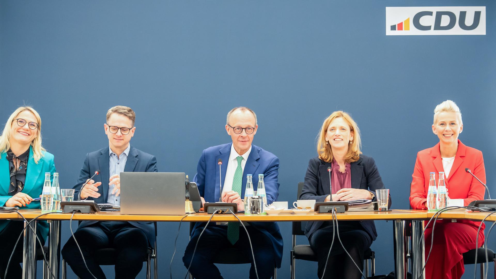 Friedrich Merz, Unions Kanzlerkandidat und CDU Bundesvorsitzender, (l-r) Christina Stumpp, stellvertretende CDU Generalsekretärin, Carsten Linnemann, CDU Generalsekretär, Karin Prien CDU Vize Bundesvorsitzende und Silvia Breher CDU Vize Bundesvorsitzende