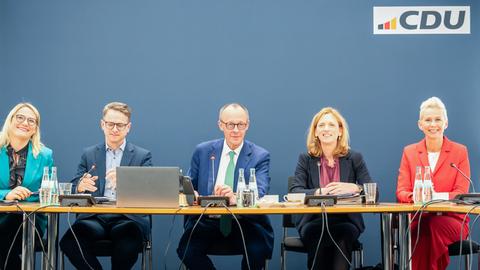 Friedrich Merz, Unions Kanzlerkandidat und CDU Bundesvorsitzender, (l-r) Christina Stumpp, stellvertretende CDU Generalsekretärin, Carsten Linnemann, CDU Generalsekretär, Karin Prien CDU Vize Bundesvorsitzende und Silvia Breher CDU Vize Bundesvorsitzende