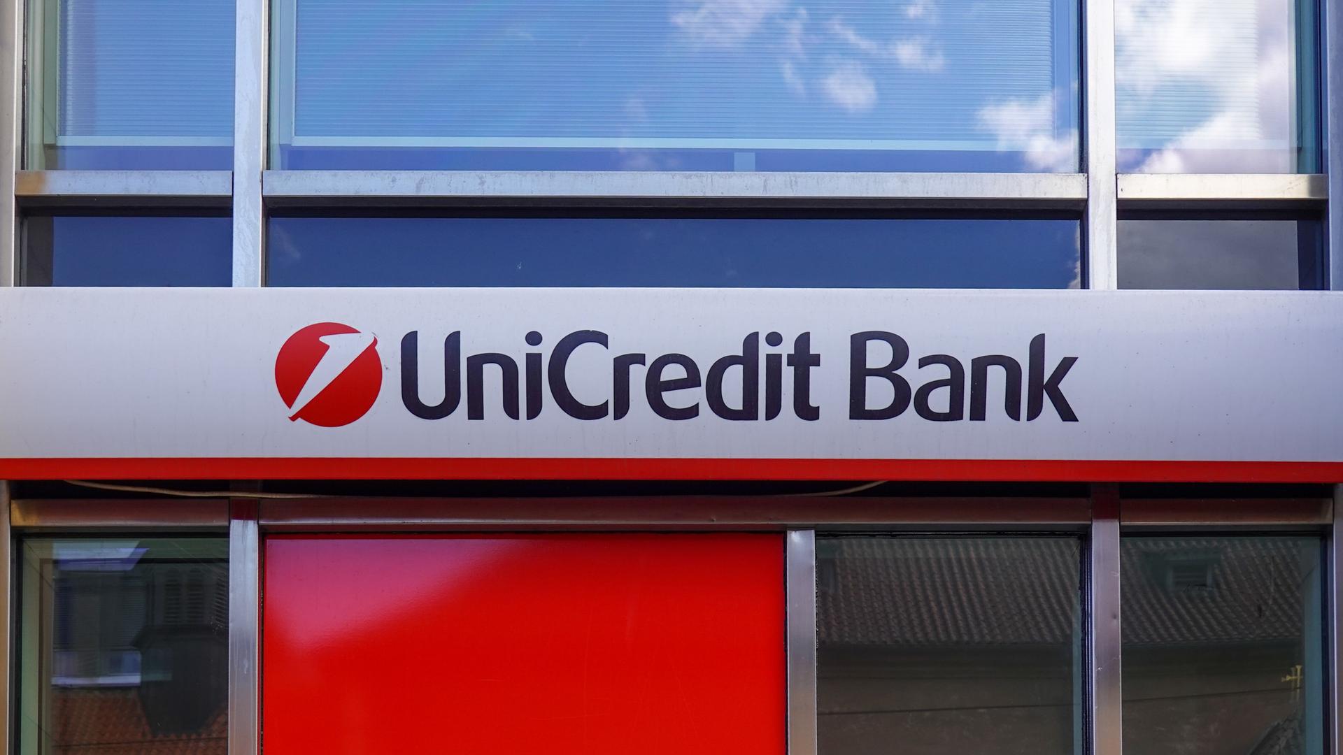 Das Logo und der Schriftzug der UniCredit Bank an einer Hausfassade