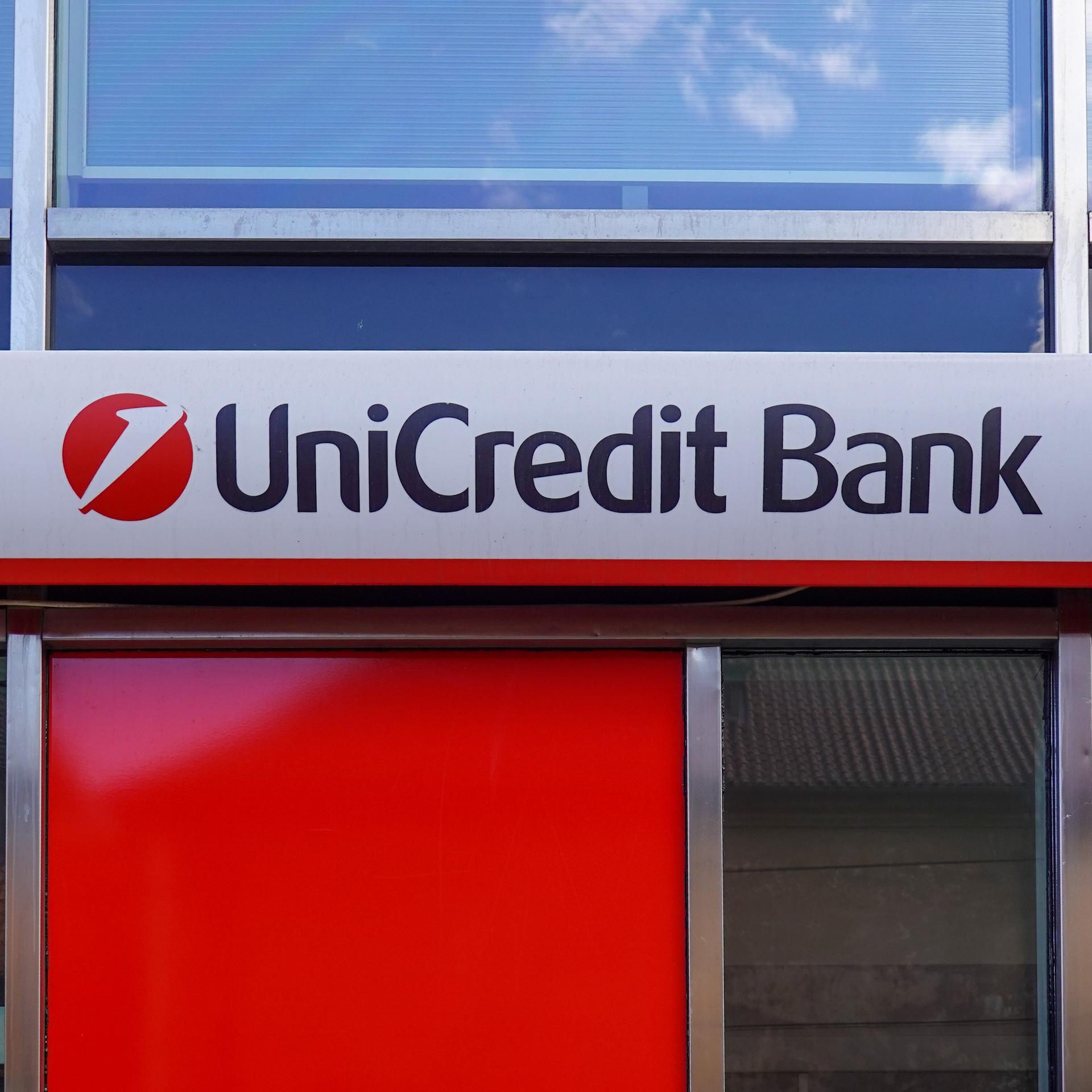 Das Logo und der Schriftzug der UniCredit Bank an einer Hausfassade