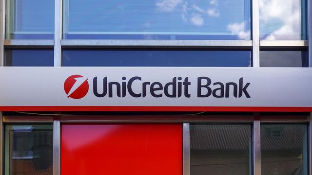 Das Logo und der Schriftzug der UniCredit Bank an einer Hausfassade