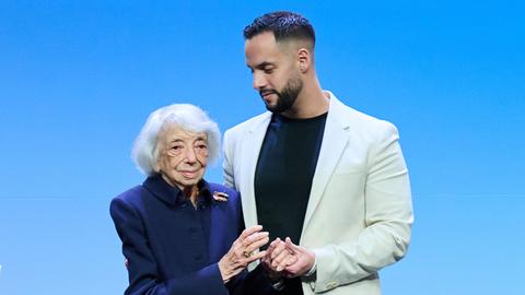 Die inzwischen verstorbene Margot Friedländer auf einer Bühne neben Hédi Bouden
