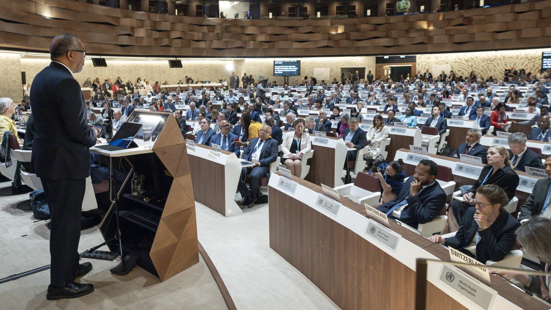 Tedros Adhanom Ghebreyesus (l), Generaldirektor der Weltgesundheitsorganisation (WHO), gibt seine Erklärung während der Eröffnung der 78. Weltgesundheitsversammlung (WHA78) am europäischen Hauptsitz der Vereinten Nationen. Tedros Adhanom Ghebreyesus (l), Generaldirektor der Weltgesundheitsorganisation (WHO), gibt seine Erklärung während der Eröffnung der 78. Weltgesundheitsversammlung (WHA78) am europäischen Hauptsitz der Vereinten Nationen.