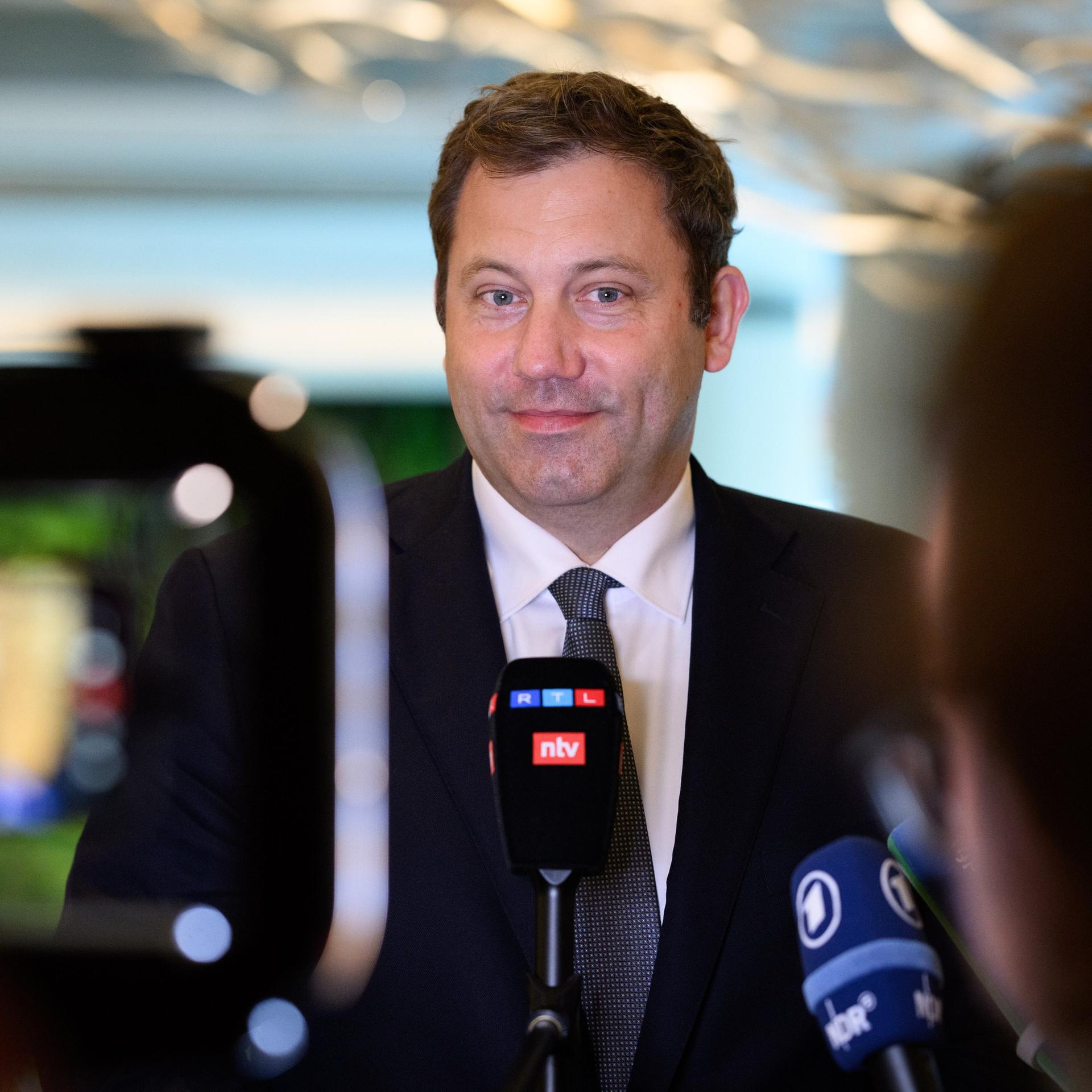 Rentendebatte - Vizekanzler Klingbeil fordert Einigung bei Rentenfrage