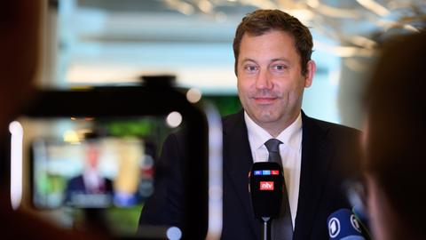 Lars Klingbeil (SPD), Bundesminister der Finanzen, lächelt beim Interview vor vielen Mikros.