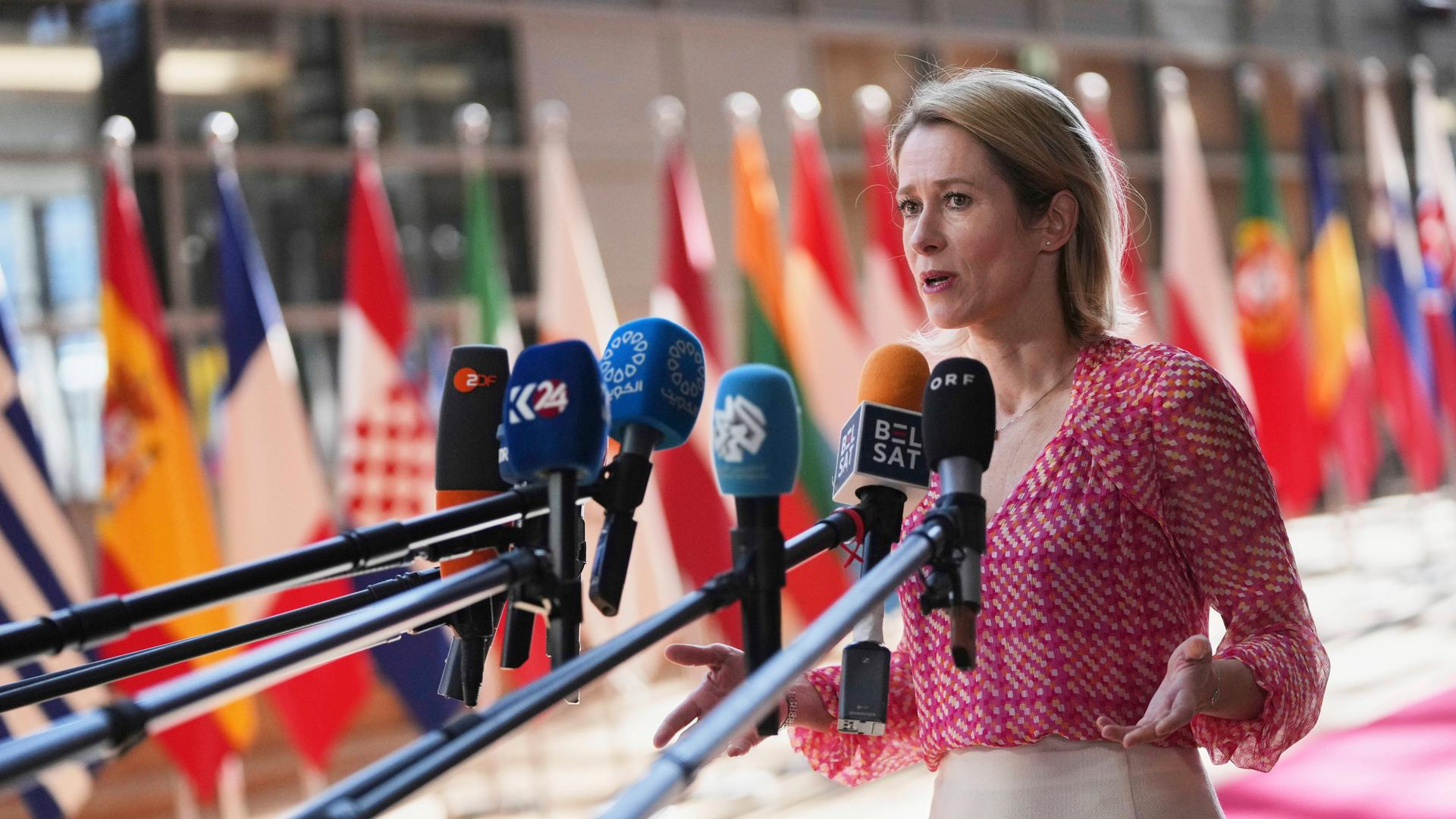 Die Chefin der Außenpolitik der Europäischen Union, Kaja Kallas, spricht zu Medienvertretern vor einem Treffen der EU-Verteidigungsminister im Gebäude des Europäischen Rates in Brüssel. Die Chefin der Außenpolitik der Europäischen Union, Kaja Kallas, spricht zu Medienvertretern vor einem Treffen der EU-Verteidigungsminister im Gebäude des Europäischen Rates in Brüssel.