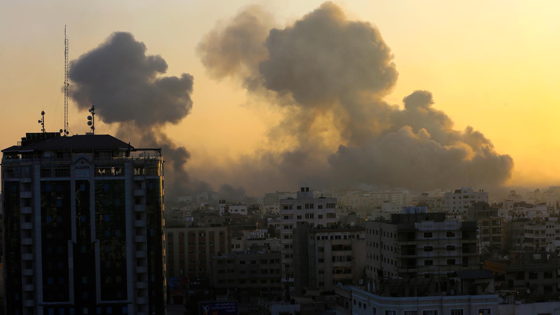 Rauch steigt nach israelischen Luftangriffen im Gazastreifen auf.