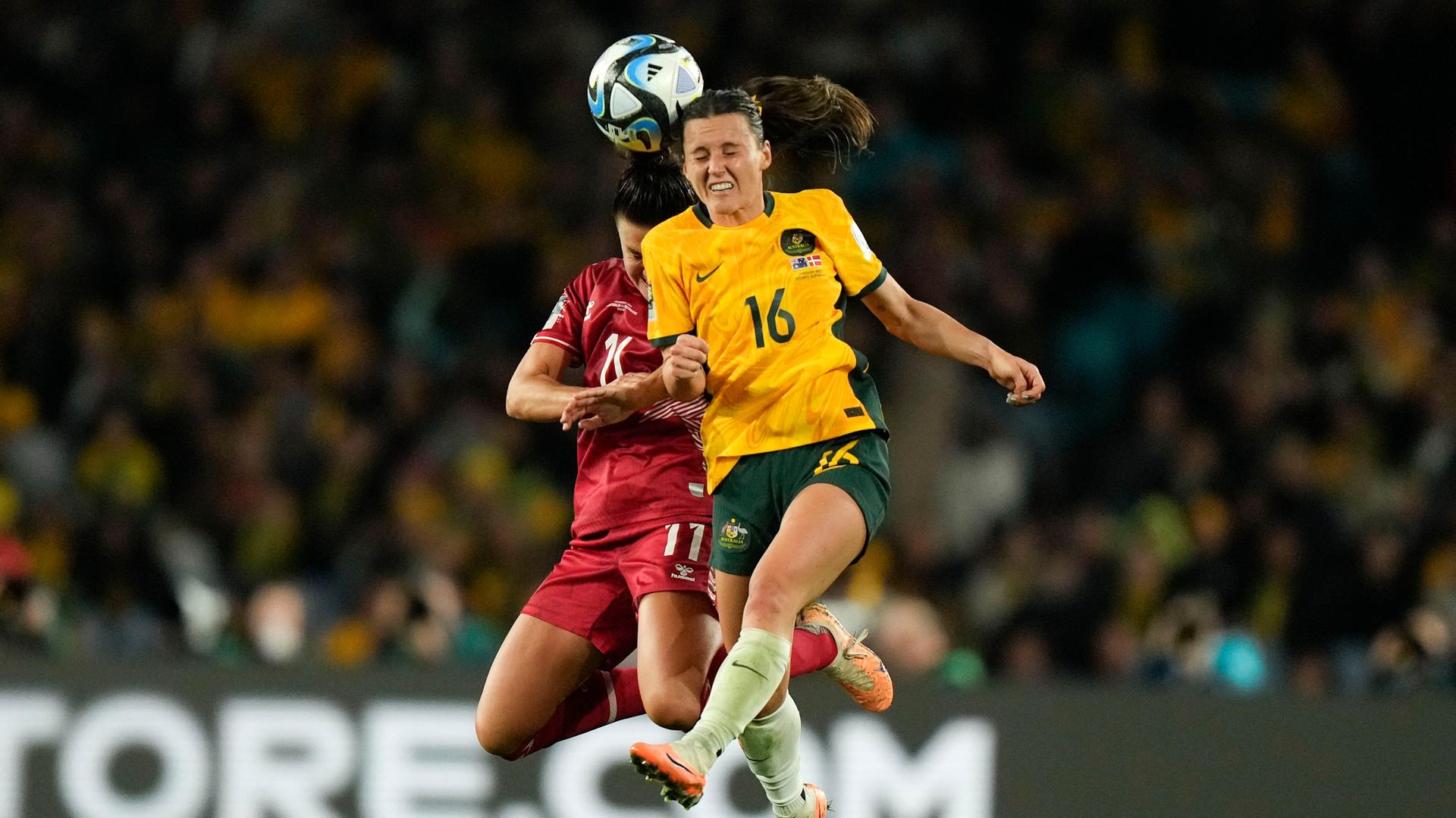 Sydney: Fußball, Frauen-WM: Australiens Hayley Raso (r) spring gegen Dänemarks Katrine Veje in die Luft, um einen Ball zu köpfen. Sydney: Fußball, Frauen-WM: Australiens Hayley Raso (r) spring gegen Dänemarks Katrine Veje in die Luft, um einen Ball zu köpfen.