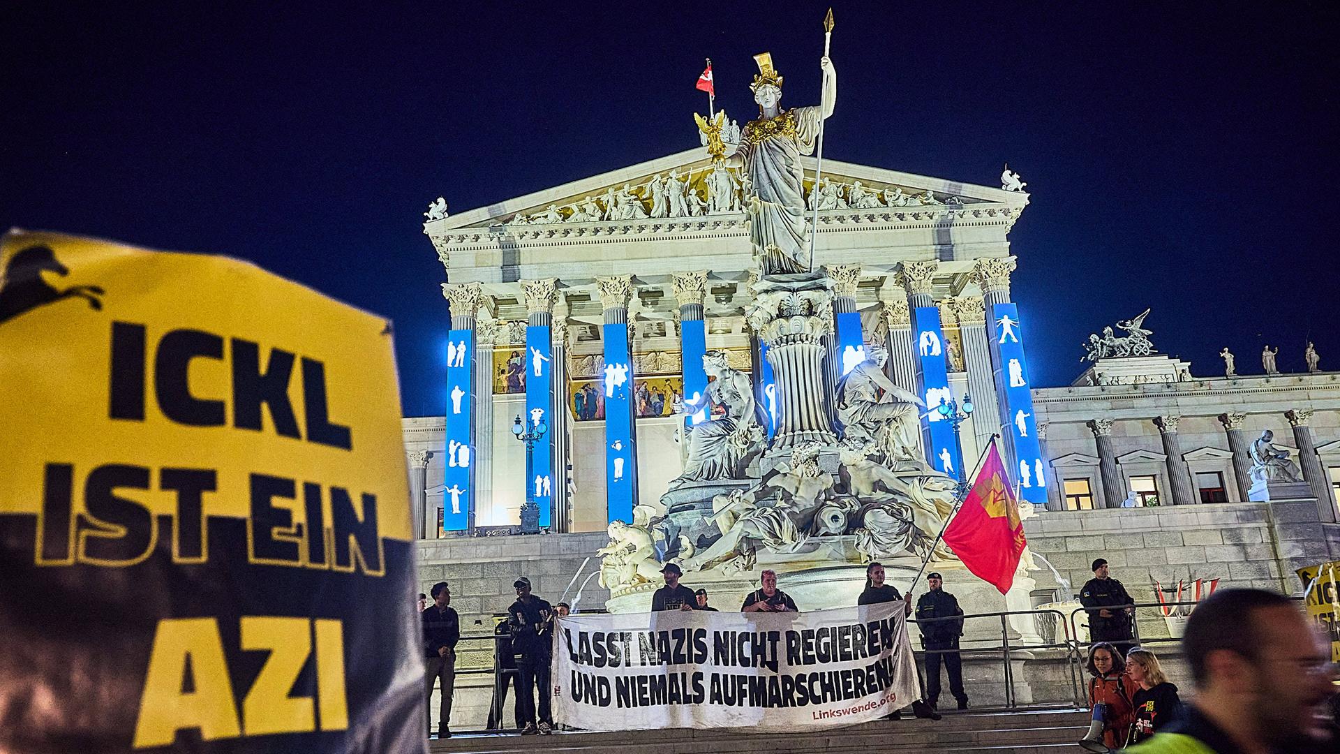 Noch am Wahlabend fanden sich Demonstranten vor dem Parlament ein und protestierten gegen die FPÖ die die Wahl als stimmenstärkste Partei gewann. 