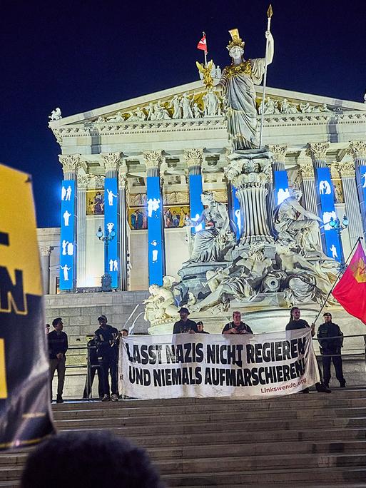 Noch am Wahlabend fanden sich Demonstranten vor dem Parlament ein und protestierten gegen die FPÖ die die Wahl als stimmenstärkste Partei gewann. 