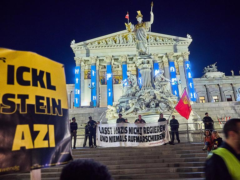 Noch am Wahlabend fanden sich Demonstranten vor dem Parlament ein und protestierten gegen die FPÖ die die Wahl als stimmenstärkste Partei gewann. 