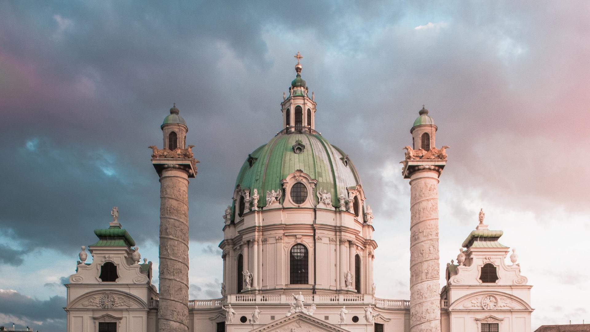 Blick auf die Wiener Karlskirche bei Abendrot.
