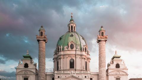 Blick auf die Wiener Karlskirche bei Abendrot.