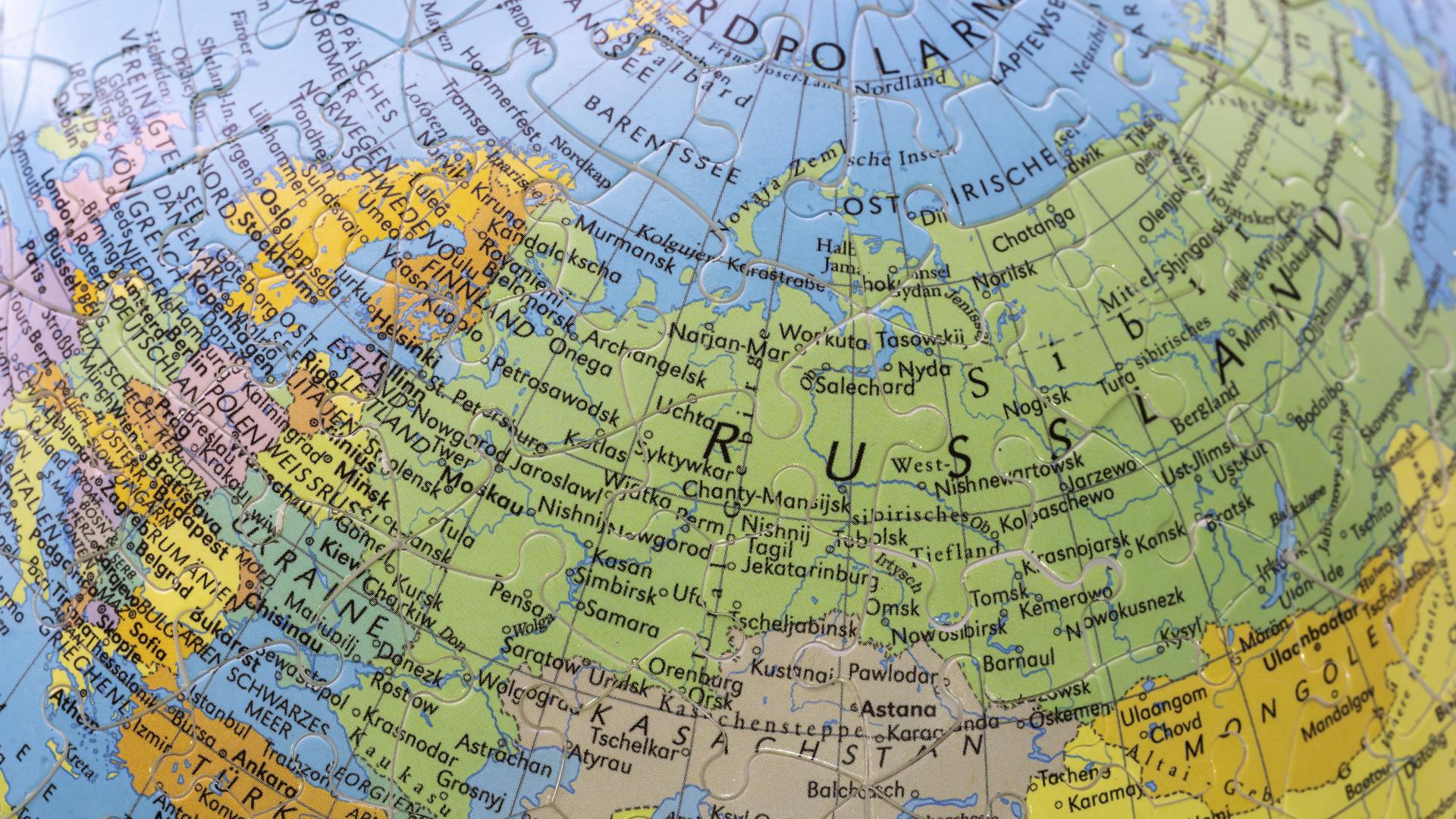 Puzzle Globus. Landkarte aus Puzzleteilen. Russland und Nordpol