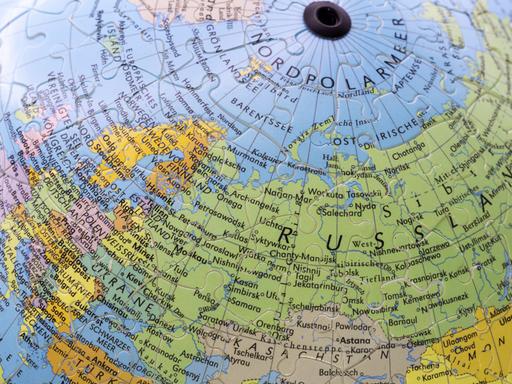 Puzzle Globus. Landkarte aus Puzzleteilen. Russland und Nordpol