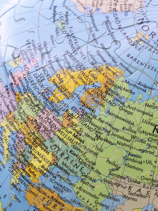 Puzzle Globus. Landkarte aus Puzzleteilen. Russland und Nordpol