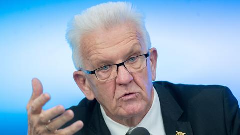 Winfried Kretschmann von den Grünen bei einer Pressekonferenz.