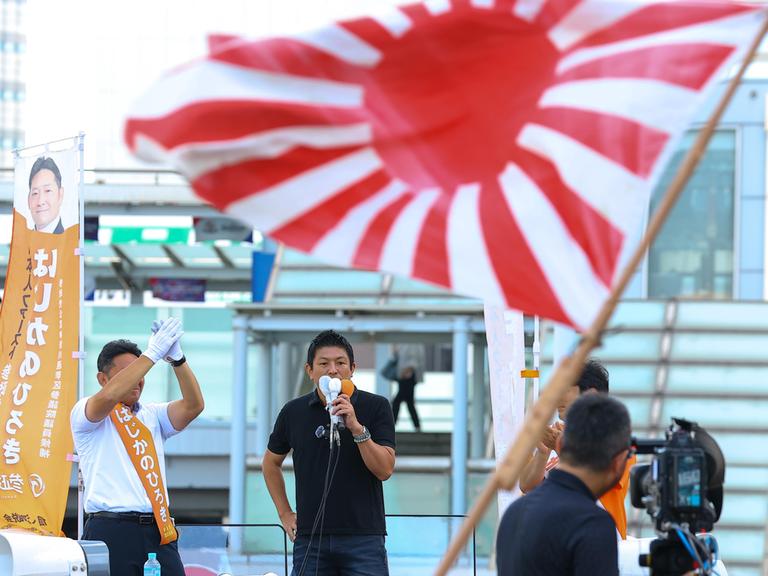 Sohei Kamiya, Vorsitzender der japanischen Oppositionspartei Sanseito bei einer Wahlkampfrede in Yokohama, Präfektur Kanagawa im Juli 2025.
