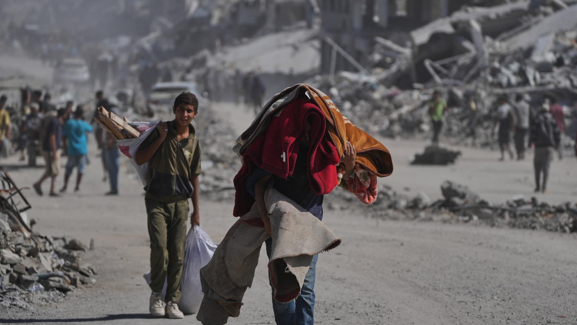 Vertriebene Palästinenser tragen ihre Habseligkeiten in Gaza-Stadt.