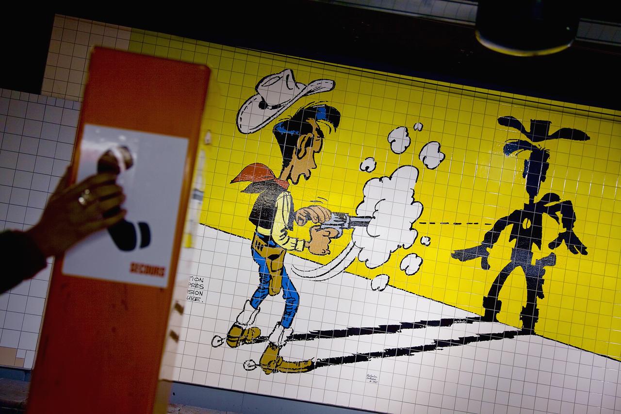 Auf einer Wand in einer U-Bahnstation im belgischen Charleroi ist Lucky Luke zu sehen, der seinen Schatten erschießt.