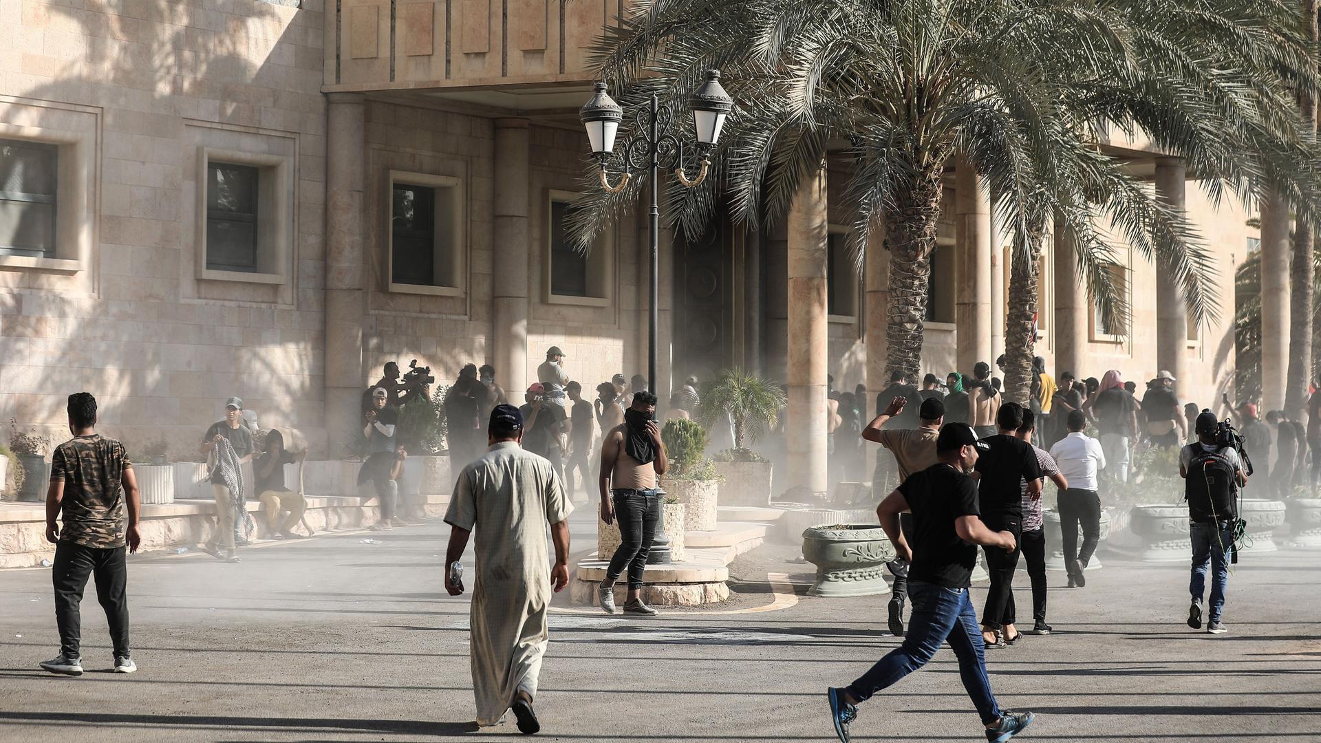 Irak, Bagdad: Anhänger des schiitischen Geistlichen Al-Sadr nehmen an einem Protest auf dem Gelände des Regierungspalastes teil. Anhänger des einflussreichen Schiitenführers Al-Sadr haben den Regierungspalast in Bagdad erstürmt. Irak, Bagdad: Anhänger des schiitischen Geistlichen Al-Sadr nehmen an einem Protest auf dem Gelände des Regierungspalastes teil. Anhänger des einflussreichen Schiitenführers Al-Sadr haben den Regierungspalast in Bagdad erstürmt.