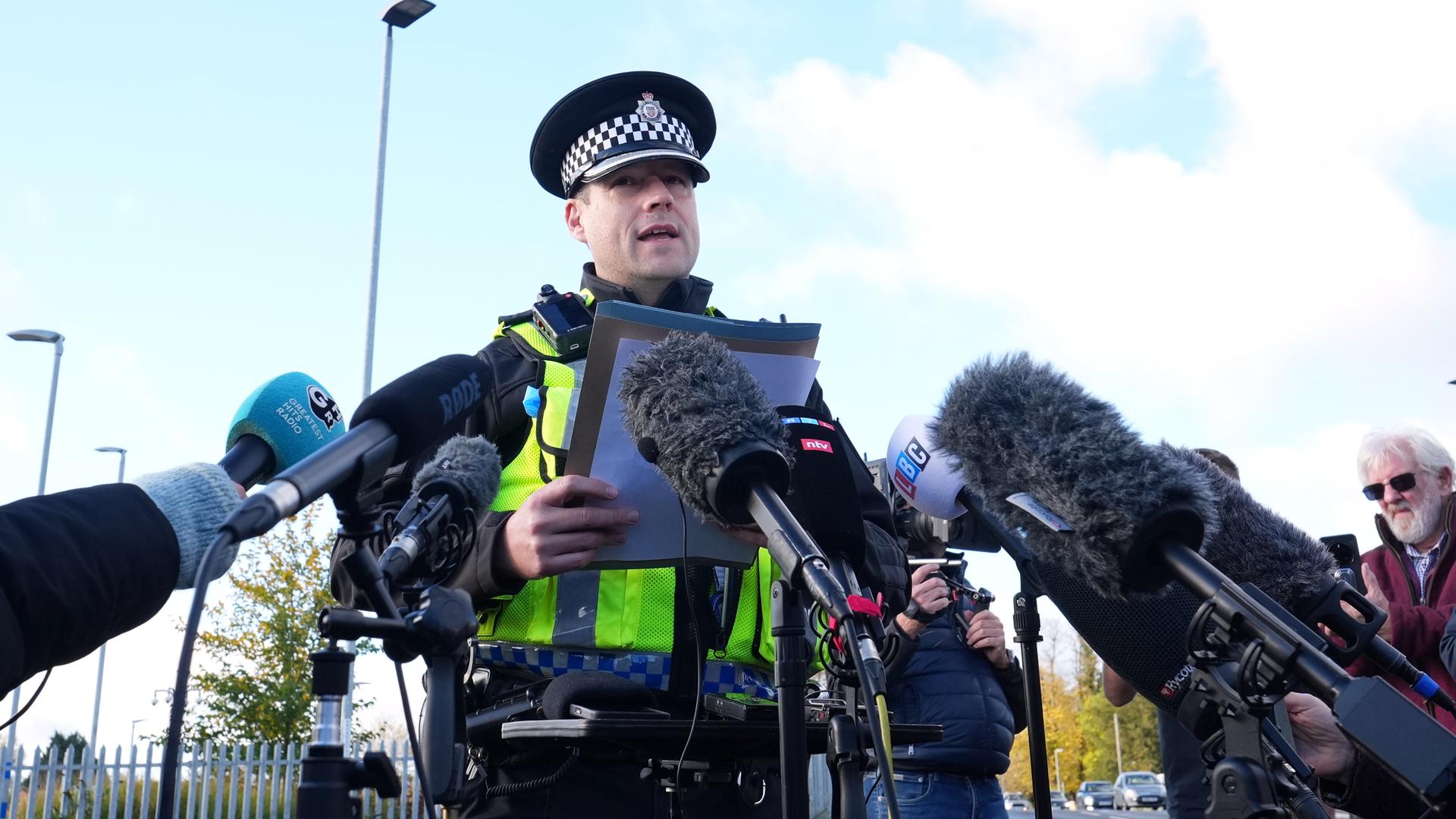 Police Superintendent John Loveless spricht zu Journalisten. 