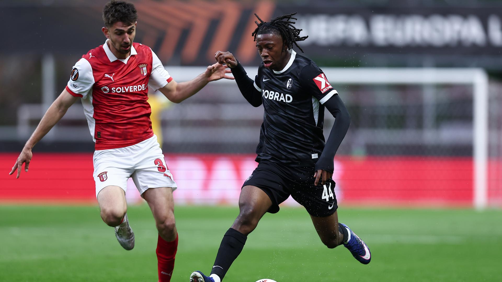 Ein Spieler von Braga und ein Spieler von Freiburg während eines Zweikampfs.
