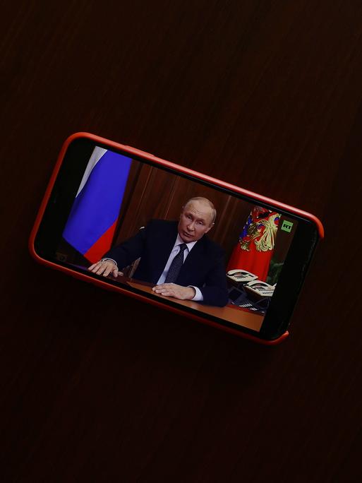 Auf einem Smartphone-Bildschirm ist der russische Präsident Wladimir Putin bei ein TV-Rede zu sehen. Er deklariert die Teilmobilisierung in Russland am 21. September 2022. 