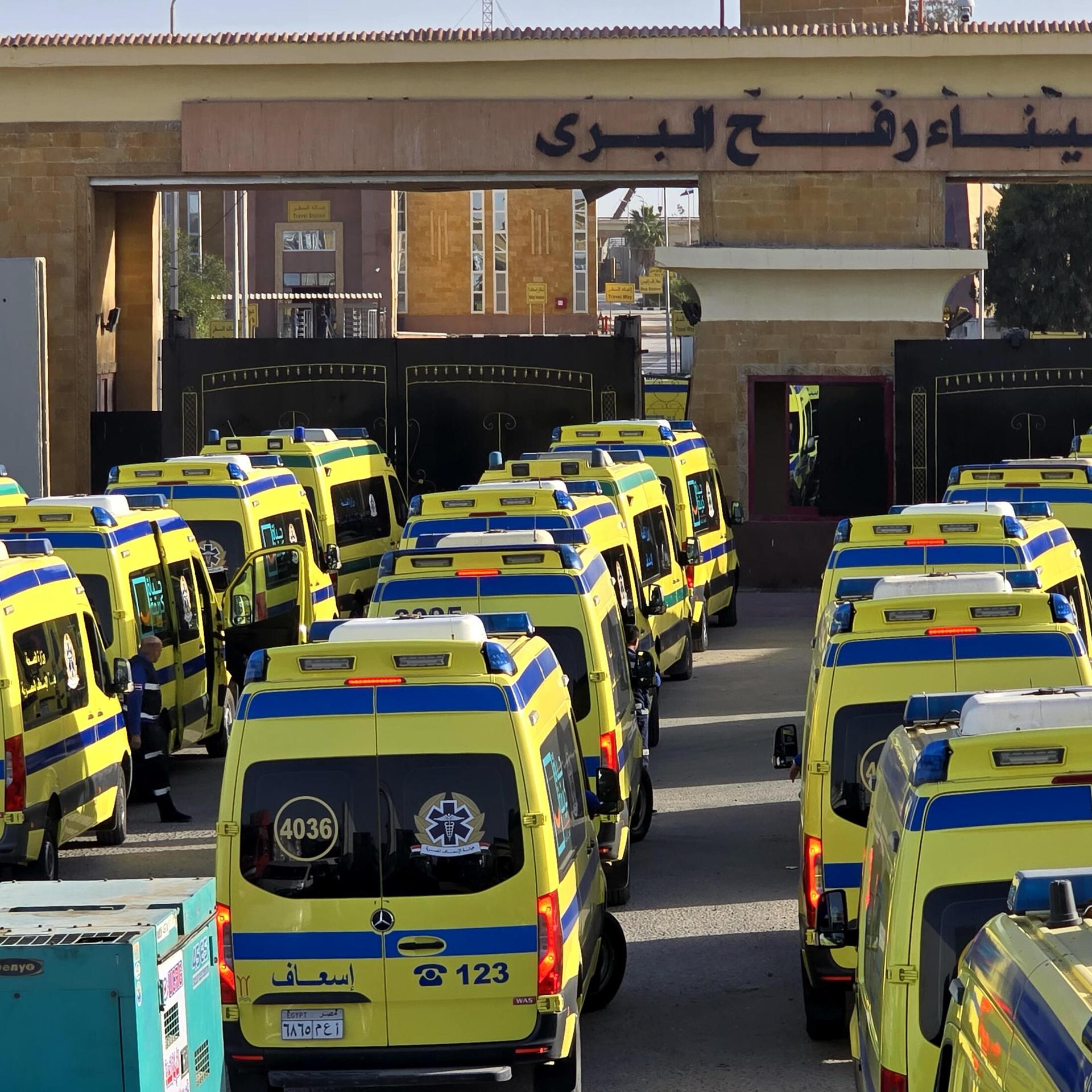 Das Foto zeigt den Grenzübergang Rafah zwischen dem Gazastreifen und Ägypten und zahlreiche Krankenwagen, die auf eine Einreise warten.